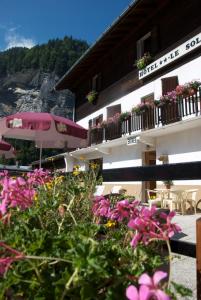 un edificio con un ramo de flores delante de él en Le Soleil d'Or en La Giettaz