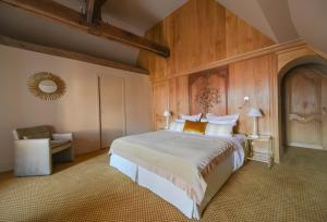 Ένα ή περισσότερα κρεβάτια σε δωμάτιο στο Grand Hôtel du Lion d'Or
