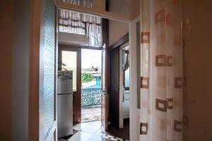 un couloir avec une porte menant à une chambre avec une piscine dans l'établissement Tiflis Family House, à Tbilissi
