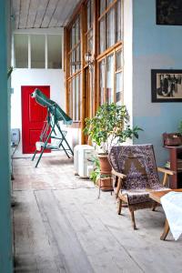 第比利斯Tiflis Family House的一间红色门、椅子和红色门的房间