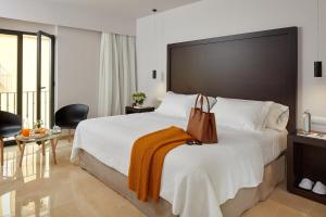 Posteľ alebo postele v izbe v ubytovaní Hotel Rey Alfonso X