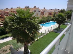 widok na basen z balkonu apartamentu w obiekcie Casas Holiday - El Mirador de Villamartin w mieście Los Dolses