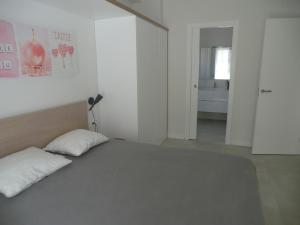 biała sypialnia z łóżkiem i łazienką w obiekcie Casas Holiday - El Mirador de Villamartin w mieście Los Dolses +22 zdjęcia