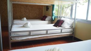 En eller flere senge i et værelse på Chaokoh Phi Phi Hostel