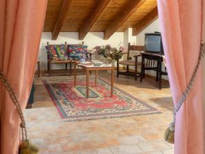 a living room with a table and a tv at Agriturismo Il Palazzone in Montegalda