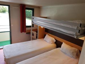 Tempat tidur dalam kamar di Premiere Classe Amiens Est - Glisy