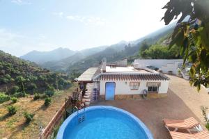 dom z basenem obok budynku w obiekcie Cortijo Luque w mieście Nerja