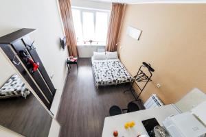 una vista aérea de una habitación de hotel con un dormitorio en Mini-Apartment Your Studio - 1, en Yekaterinburg