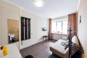 un soggiorno con divano e finestra di Mini-Apartment Your Studio - 1 a Ekaterinburg