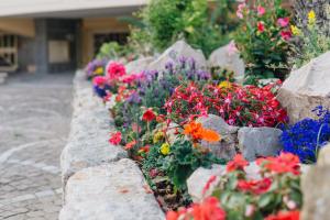 een bloementuin in een stenen muur bij Resort la Magnolia in Anzio