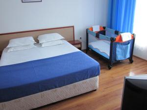 Säng eller sängar i ett rum på Albatros 2 Family Hotel