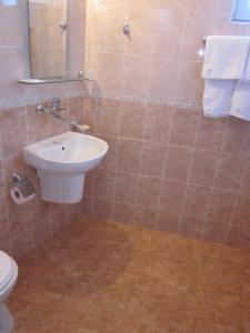 een badkamer met een wastafel en een toilet bij Albatros 2 Family Hotel in Kiten