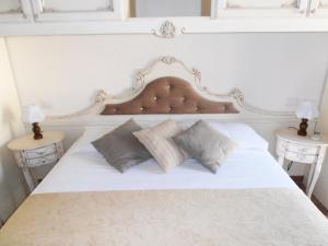 sypialnia z białym łóżkiem i 2 szafkami nocnymi w obiekcie Country House Sant'Angelo w mieście Senigallia
