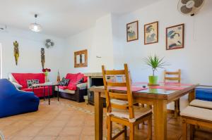 salon ze stołem i krzesłami w obiekcie Casa Arturo w mieście Conil de la Frontera