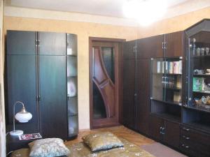 Apartments near POLITECH في كييف: غرفة معيشة مع خزائن سوداء ورف كتاب