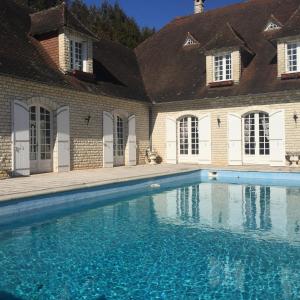 une grande piscine en face d'un bâtiment dans l'établissement Le Belvédère, à Thiviers