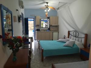A bed or beds in a room at Απεραντο Γαλαζιο