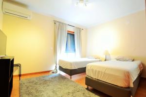 Кровать или кровати в номере Suites & Apartments DP VFXira