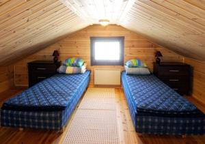 Tiiringolf Cottages tesisinde bir odada yatak veya yataklar