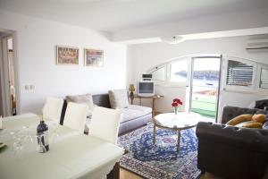 Galeriebild der Unterkunft Apartment Dove with sea view and free parking in Dubrovnik