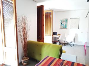 ジローナにあるLoft Plaça Sant Josepのリビングルーム(緑の椅子、テーブル付)