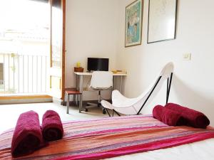 ジローナにあるLoft Plaça Sant Josepのベッドルーム1室(ベッド1台、椅子、デスク付)
