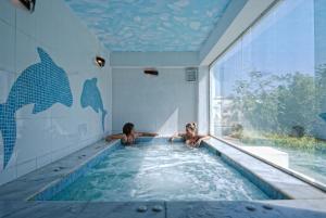 Bazén v ubytování Falcon Hills Hotel nebo v jeho okolí