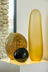 ゴルドにあるBB 12 LUBERON chambres d'hôtes contemporainesの黄花瓶と棚の上のガラス玉