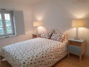 um quarto com uma cama com dois candeeiros em Villa in Sintra - Casa da Penha Ferrim em Sintra