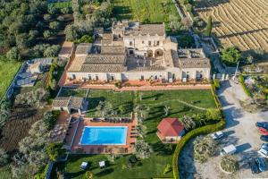 una vista aerea di una villa con piscina di Torre Don Virgilio Country Hotel a Cannizzara