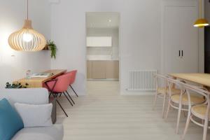ein Wohnzimmer mit einem Tisch und Stühlen in der Unterkunft Bilbao Plaza by FeelFree Rentals in San Sebastián