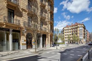 eine leere Straße in einer Stadt mit Gebäuden in der Unterkunft Bilbao Plaza by FeelFree Rentals in San Sebastián