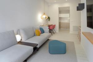 ein Wohnzimmer mit einem Sofa und einem Tisch in der Unterkunft Bilbao Plaza by FeelFree Rentals in San Sebastián
