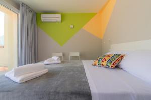 トルノにあるAppartamento Persico - Lake view and private parkingのカラフルな壁のベッドルーム1室