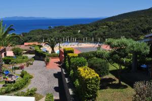 un resort con vista sulla piscina e sull'oceano di Residence Belvedere a Capoliveri