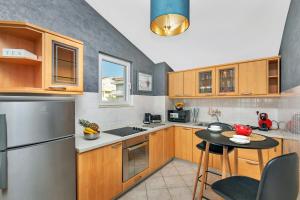 Kuchyň nebo kuchyňský kout v ubytování Kira Sea View apartment