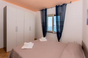 A bed or beds in a room at Furore Coast Rooms
