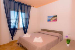 A bed or beds in a room at Furore Coast Rooms
