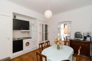 Kuchyňa alebo kuchynka v ubytovaní Apartment Entre les jardins