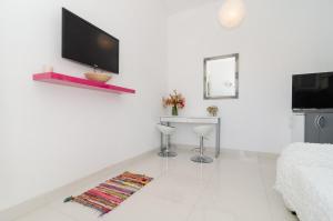 Televízia a/alebo spoločenská miestnosť v ubytovaní Apartment Entre les jardins
