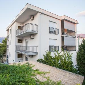 an apartment building with balconies and a roof at apartman ami in Split