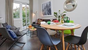 apartman ami في سبليت: مطبخ وغرفة معيشة مع طاولة وكراسي