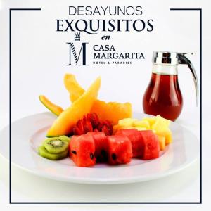 Las Lisas的住宿－Casa Margarita Hotel And Paradise，果盘和蔬菜,加一瓶番茄酱