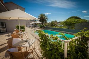 Bazén v ubytování Les Jardins du Canal Piscine Chauffée nebo v jeho okolí