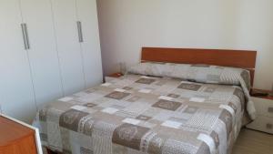 フォルミアにあるVilla Enzaのベッドルーム1室(木製ヘッドボード付きのベッド1台付)