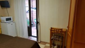 Hostal Arenal的厨房或小厨房