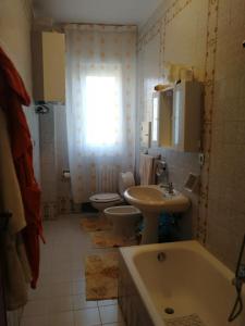 モーラ・ディ・バーリにあるIl Roseto di Molaのバスルーム(洗面台、トイレ付)、窓が備わります。