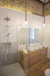 een badkamer met een glazen douche en een wastafel bij Casa Poeta Cordobés Ricardo Molina in Córdoba