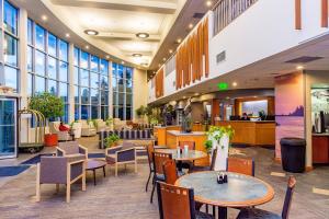 A restaurant or other place to eat at Dimond Center Hotel