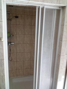 a shower with a shower curtain in a bathroom at Chata Fojtka in Fojtka